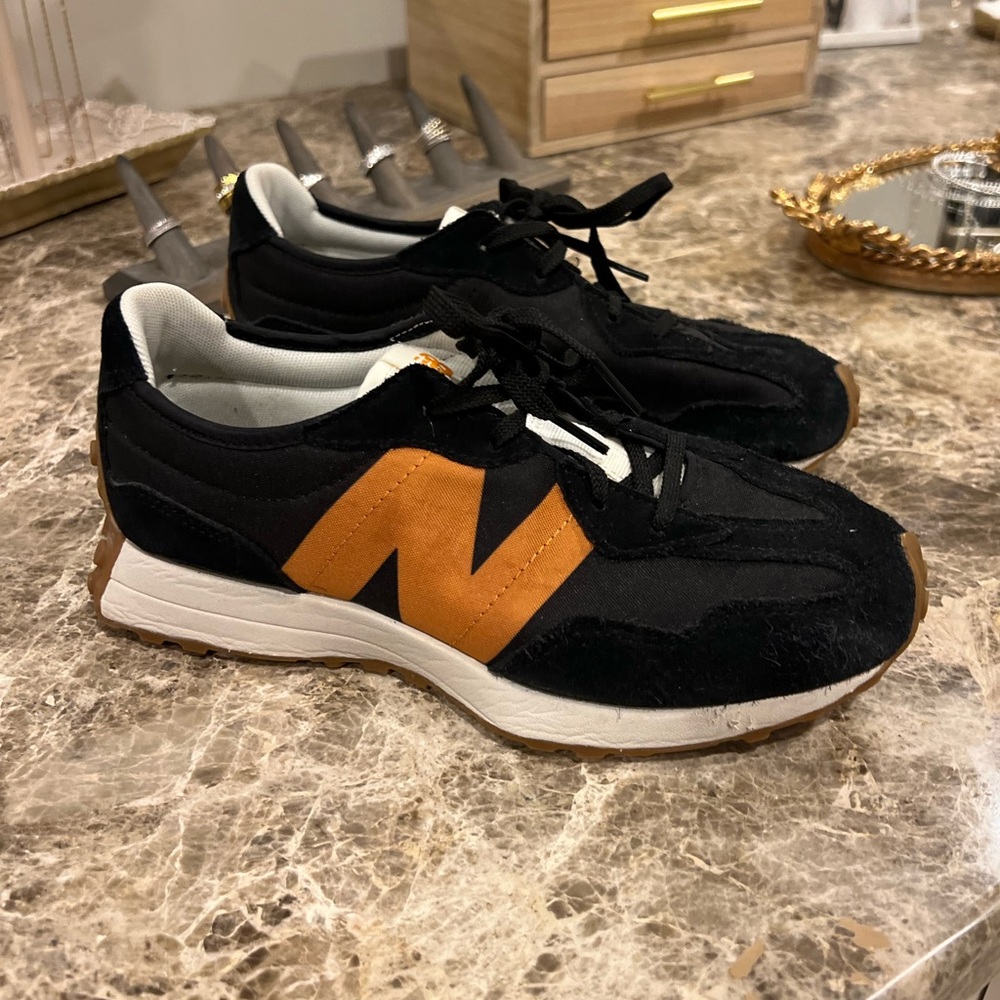 New Balance boys 5.5/women 7.5